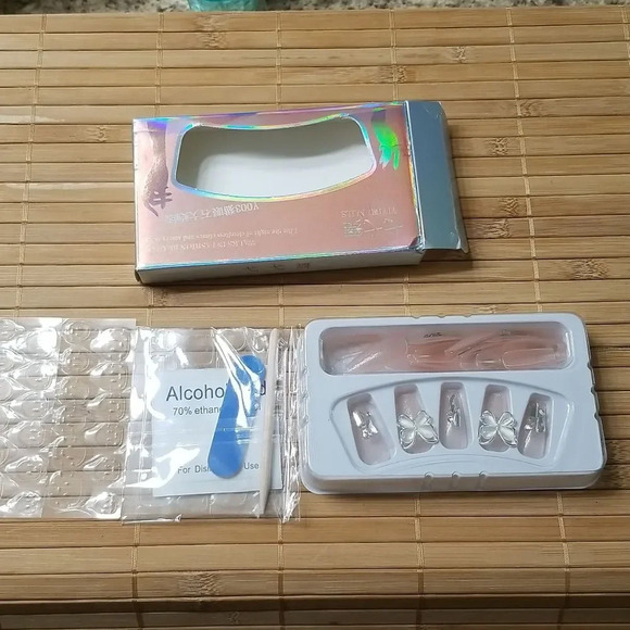 Butterfly Press Squaure Press on nails 24 piece set - Picture 3 of 3